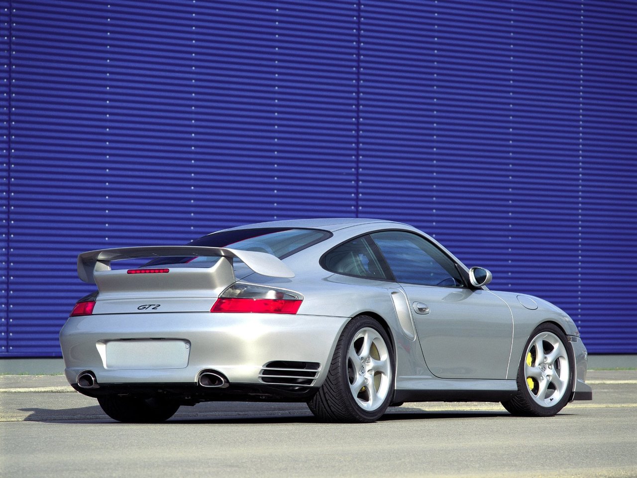 По данным расхода бензина 1 комплектации 911 ГТ2 996  расчитаем расход газа. Посчитаем на сколько заправка газом дешевле. Сколько километров проедет 911 ГТ2 без дозаправки.