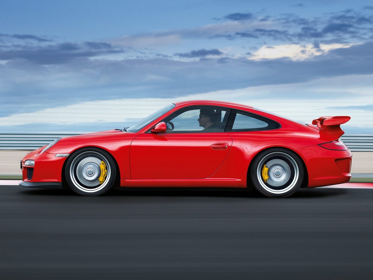 По данным расхода бензина 1 комплектации 911 ГТ3 997 Рестайлинг  расчитаем расход газа. Посчитаем на сколько заправка газом дешевле. Сколько километров проедет 911 ГТ3 без дозаправки.