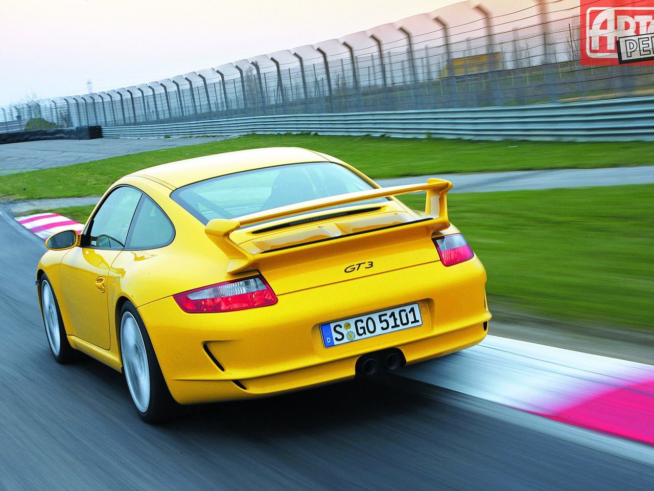 По данным расхода бензина 1 комплектации 911 ГТ3 997  расчитаем расход газа. Посчитаем на сколько заправка газом дешевле. Сколько километров проедет 911 ГТ3 без дозаправки.